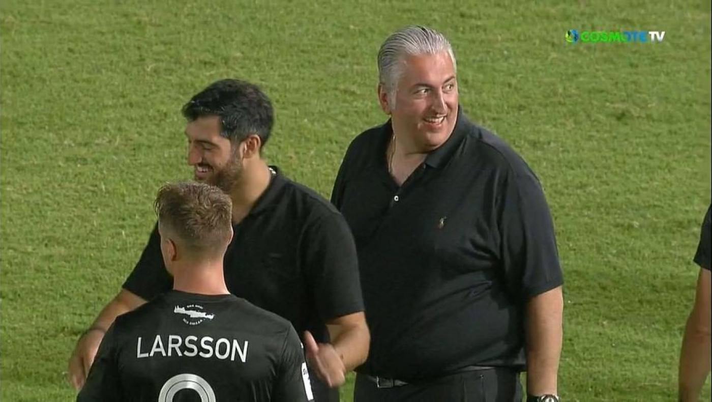 Ο Μιχάλης Μπούσης στον αγωνιστικό χώρο για να συγχαρεί τους παίκτες του ΟΦΗ