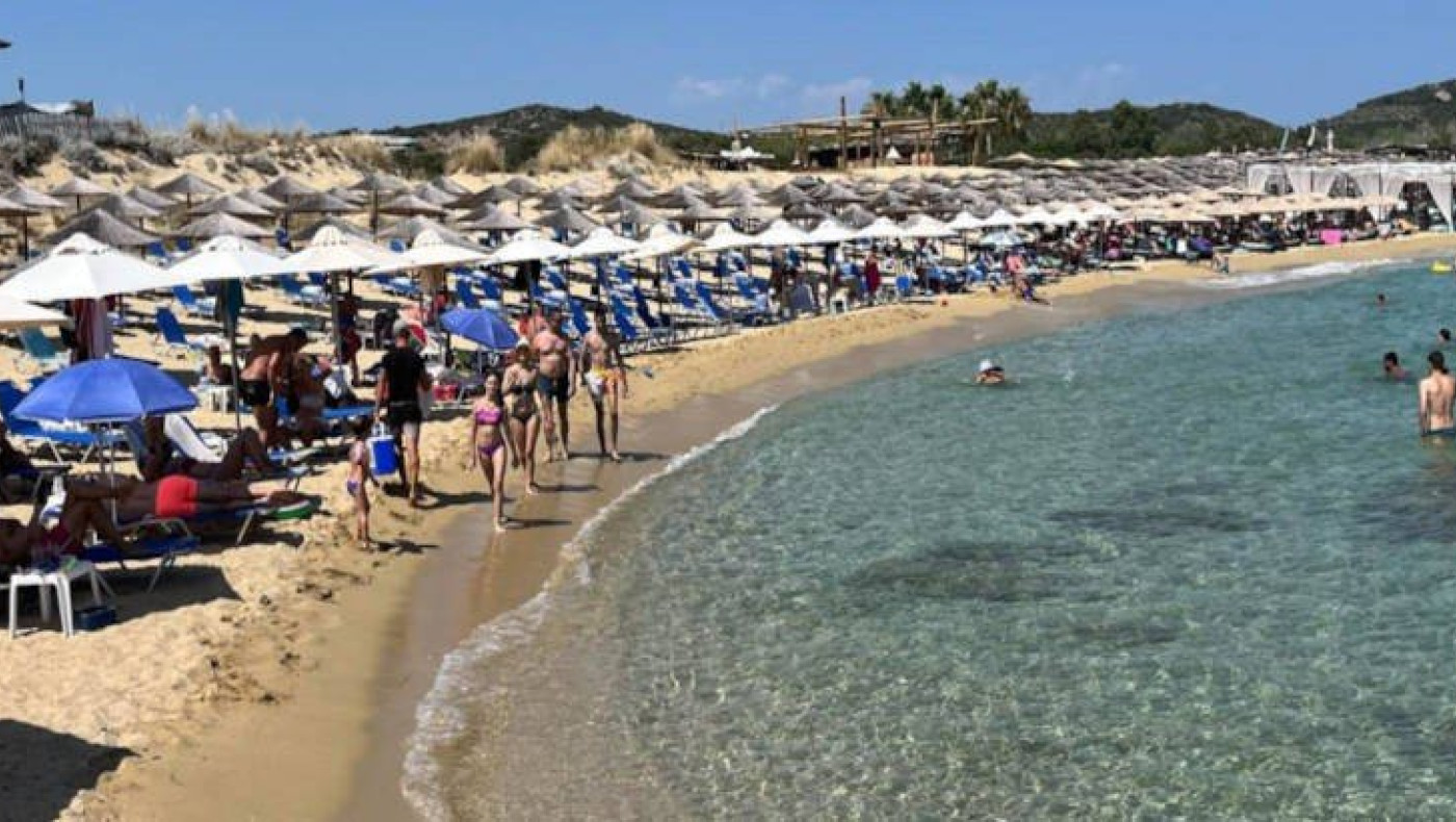 Χαλκιδική: Πώς απαντά ο ιδιοκτήτης beach bar στην καταγγελία πως απαγόρευσε γονείς να ταΐσουν το παιδί τους