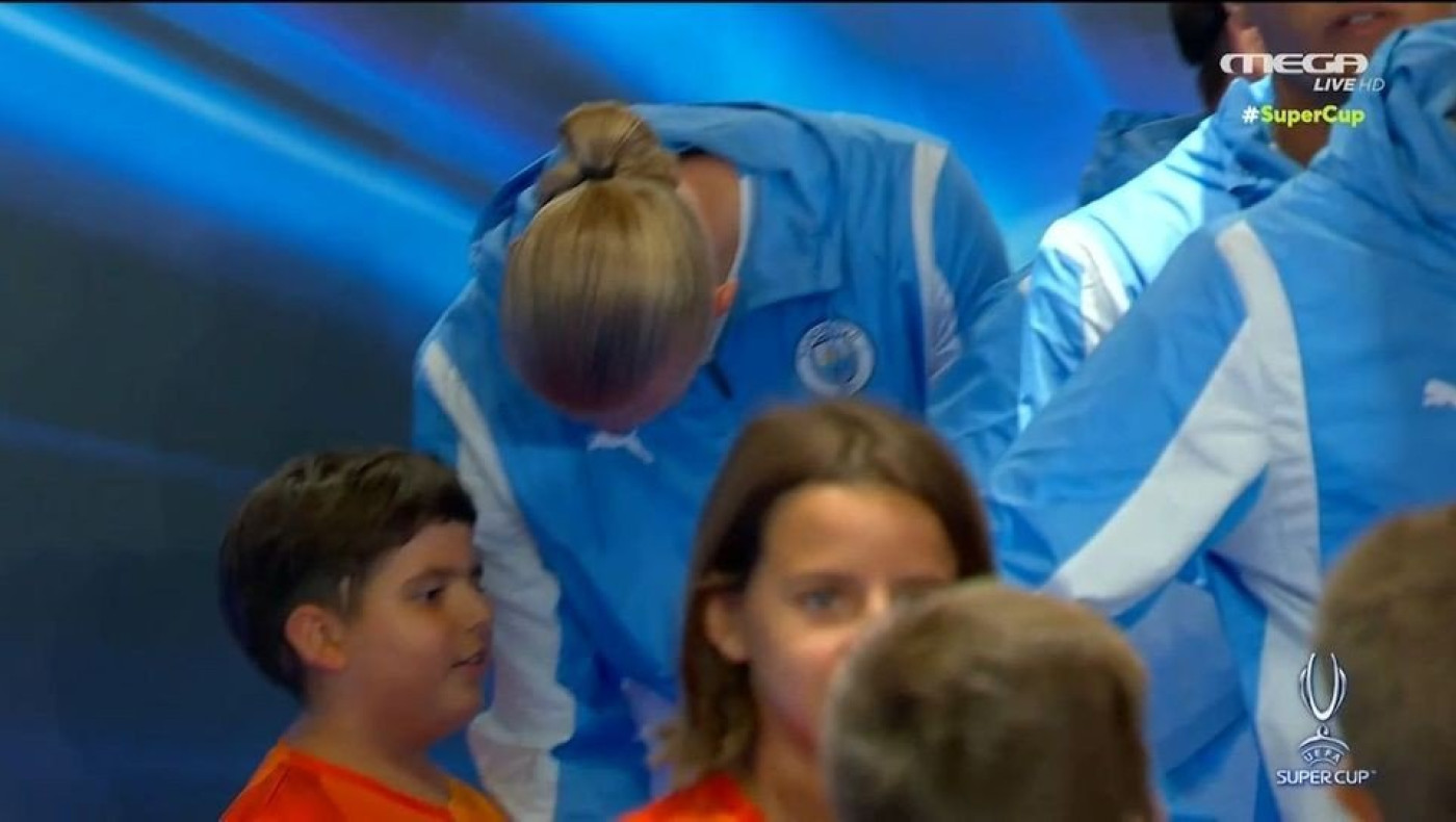 Η πολύ όμορφη στιγμή του μικρού... ΠΑΟΚτσή Λέανδρου με τον Χάαλαντ