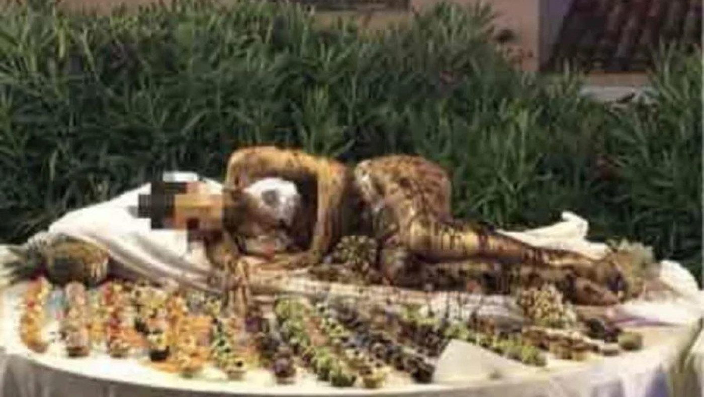 Σάλος με αδιανόητο μπουφέ σε ξενοδοχείο: Γυναίκα καλυμμένη με σοκολάτα έκανε το... «διακοσμητικό»