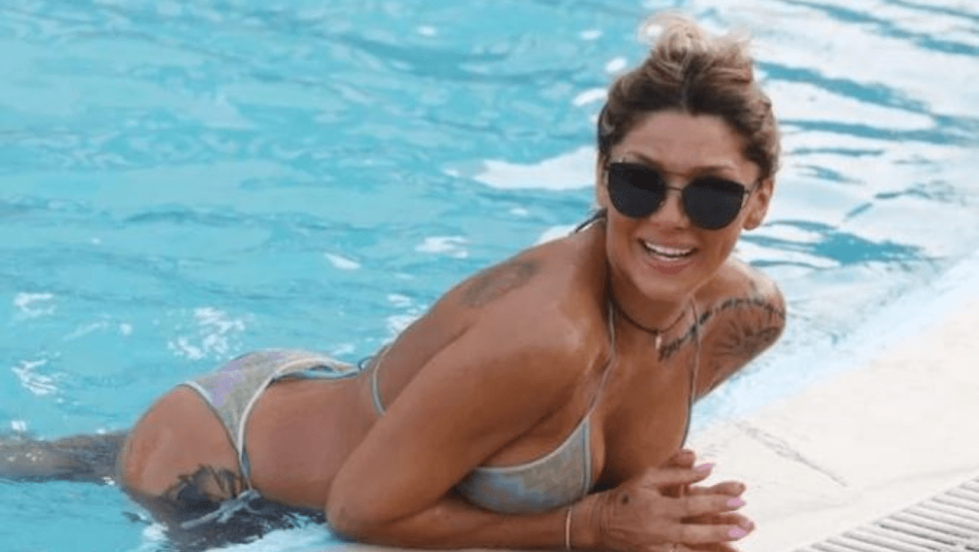 Αγγελική Ηλιάδη: Κυκλοφορεί ολημερίς με το...μαγιό- Οι σέξι πόζες στον καθρέφτη