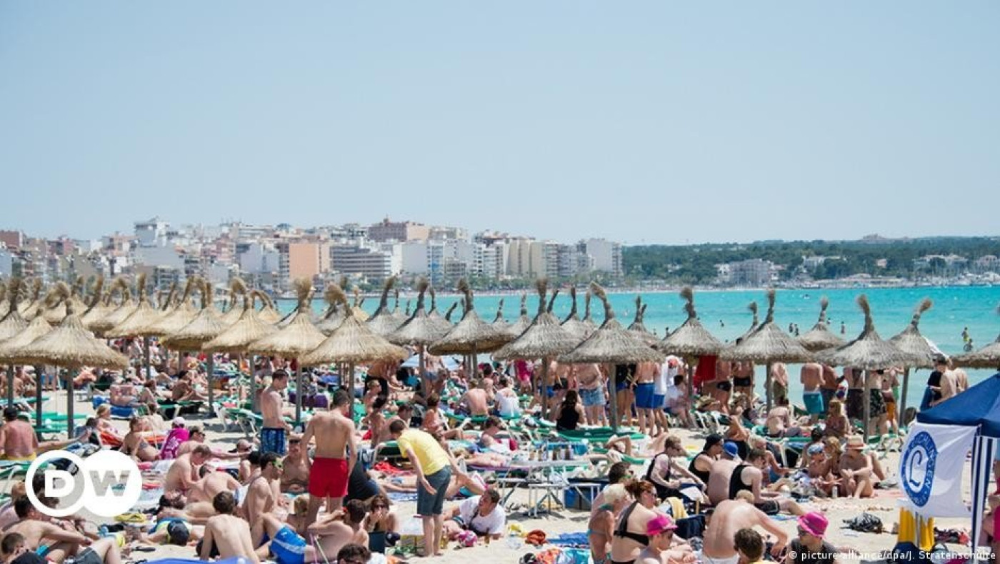 Διώχνουν τους τουρίστες από τη Μαγιόρκα με ταμπέλες για... «επικίνδυνες τσούχτρες»