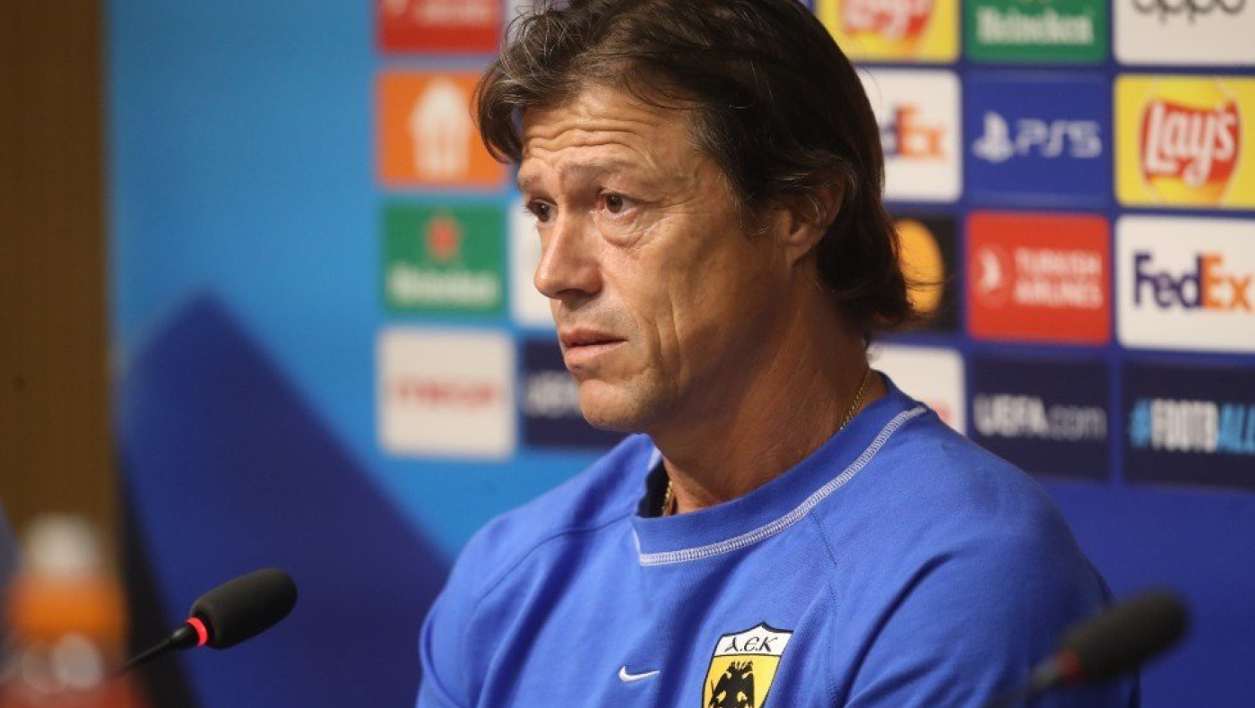 Οι ευχές του Αλμέιδα στα ελληνικά με σκούφο «Αγίου Βασίλη»