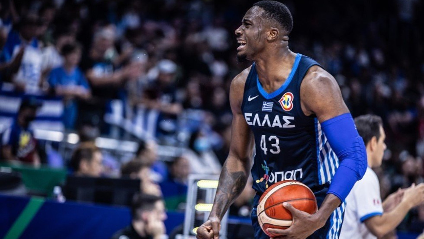 Θανάσαρος και από τον πάγκο: Ατάκα... δηλητήριο στο ξεκίνημα του ματς (vid)