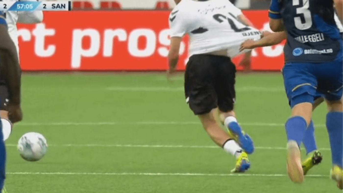 «Κοιμήθηκε» ο διαιτητής: Τραβούσε την φανέλα αντιπάλου για μισό γήπεδο και έγινε… χαμός