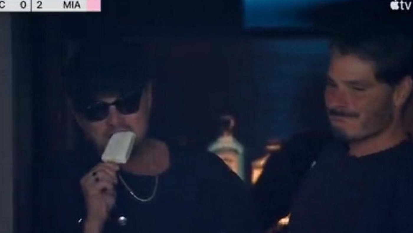 Ο Ντι Κάπριο σε αγώνα του Μέσι με παγωτό στο χέρι