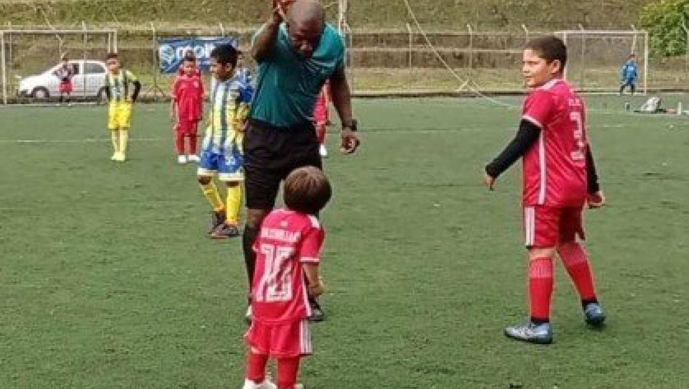 Πιτσιρικάς είδε... κόκκινη κάρτα επειδή εισέβαλε σε αγώνα του μεγάλου αδερφού του! (vid)