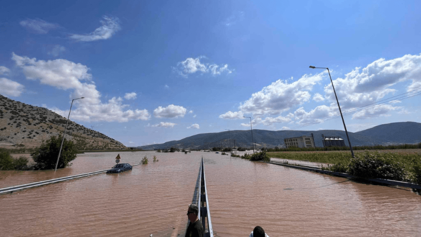 Κακοκαιρία «Daniel»: Εικόνες αποκάλυψης - Η στάθμη του νερού εξαφάνισε την Εθνική Οδό Τρικάλων - Λάρισας