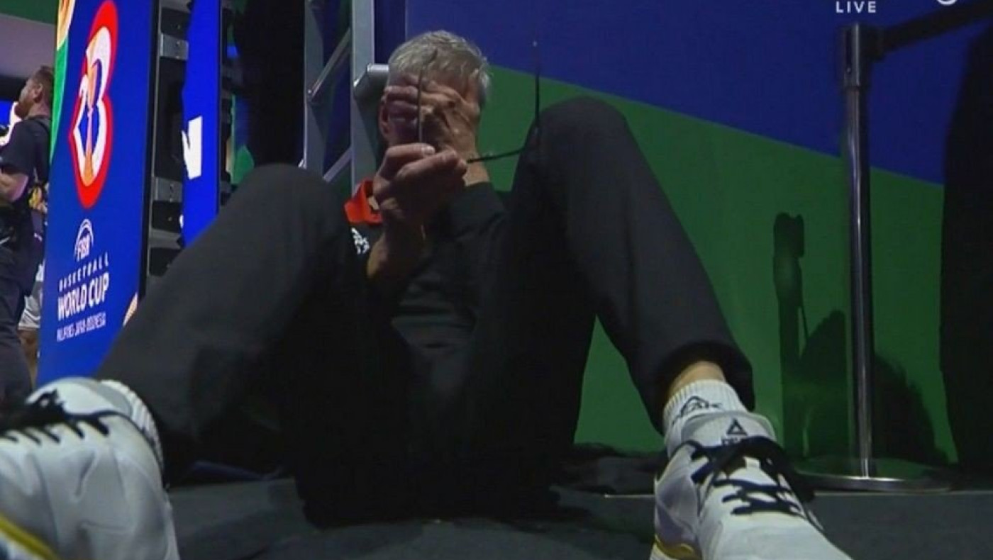 MundoBasket 2023: Η συγκλονιστική φωτογραφία με τον Χέρμπερτ να κλαίει απομονωμένος στα αποδυτήρια