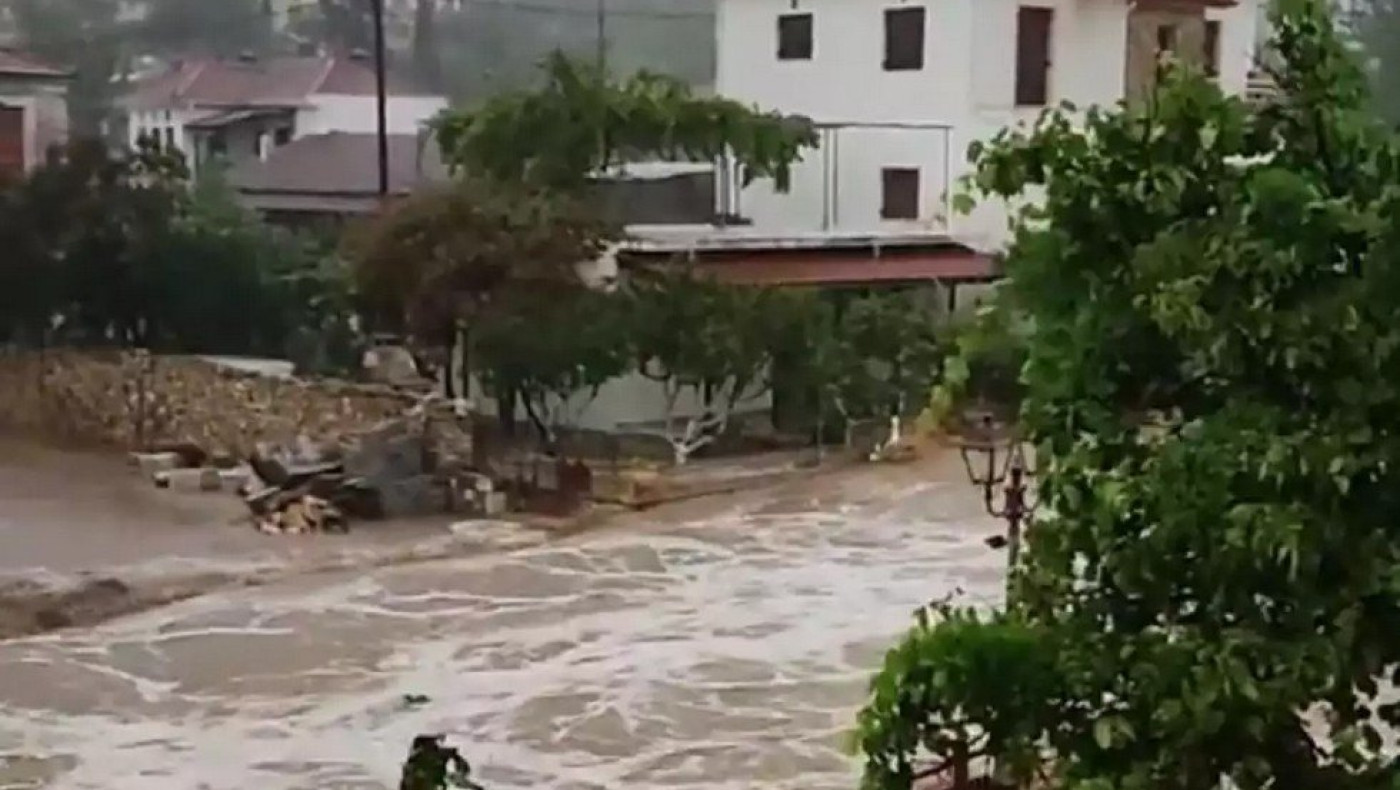 Κακοκαιρία Daniel – Πήλιο: Σπίτια έχουν πέσει μέσα σε ρέμα – Σκαρφάλωσαν στα δέντρα για να σωθούν από τους χειμάρρους