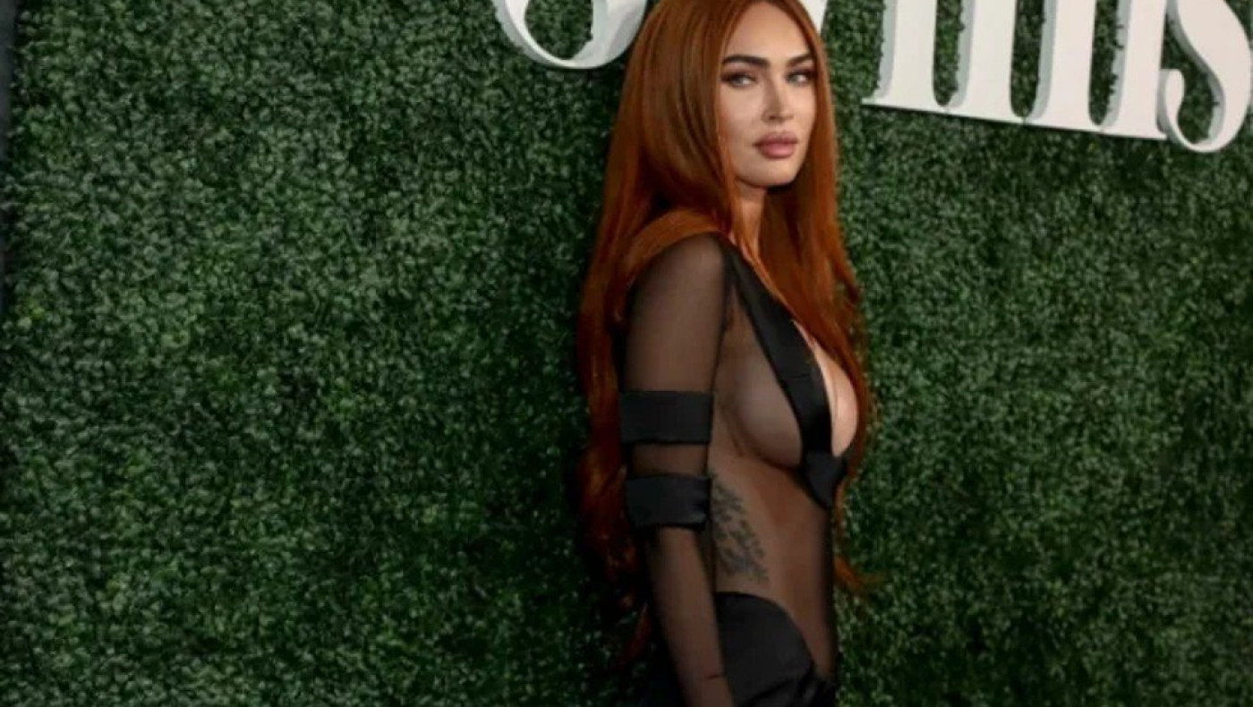 Με μικροσκοπικό φόρεμα και κόκκινη περούκα η Μέγκαν Φοξ