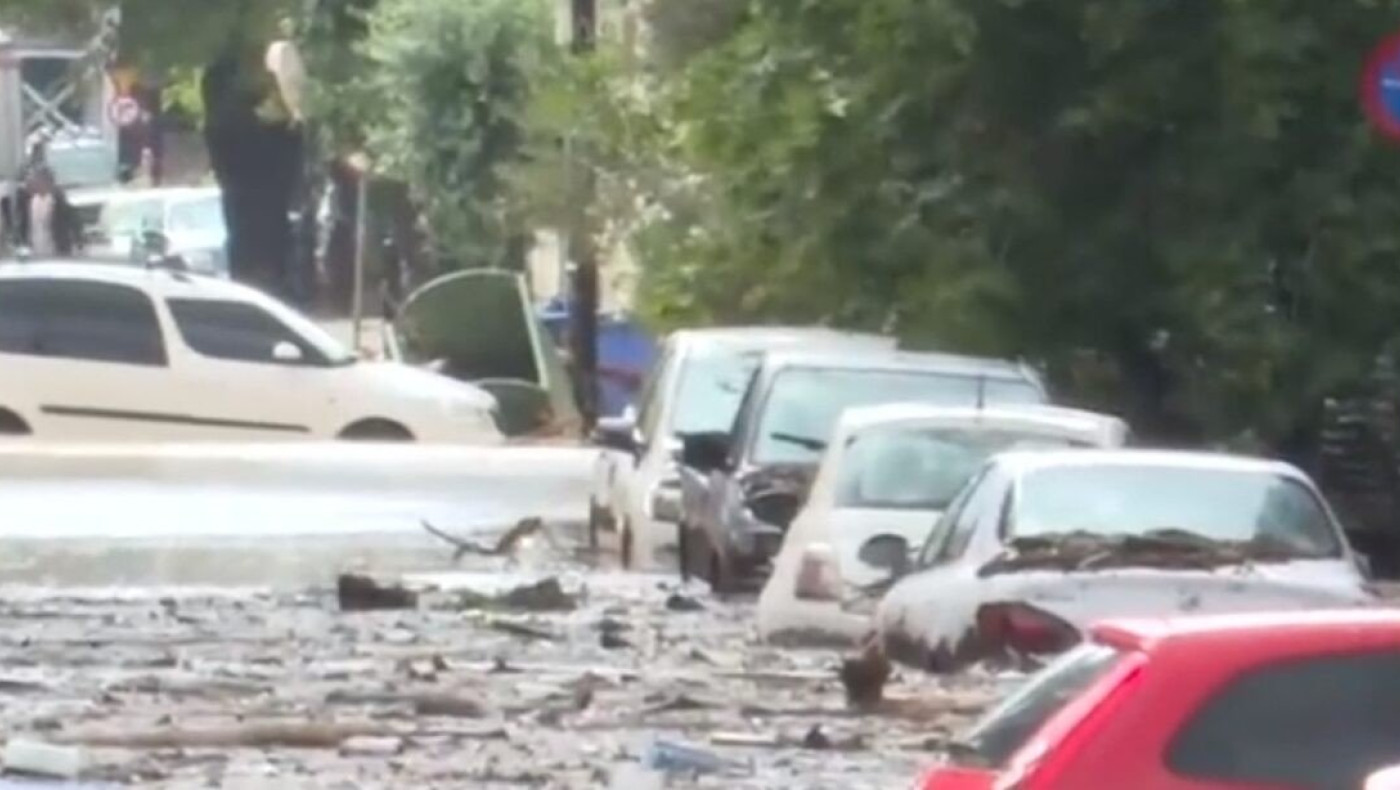 Βόλος : Άγνωστοι λεηλατούν τα πλημμυρισμένα αυτοκίνητα