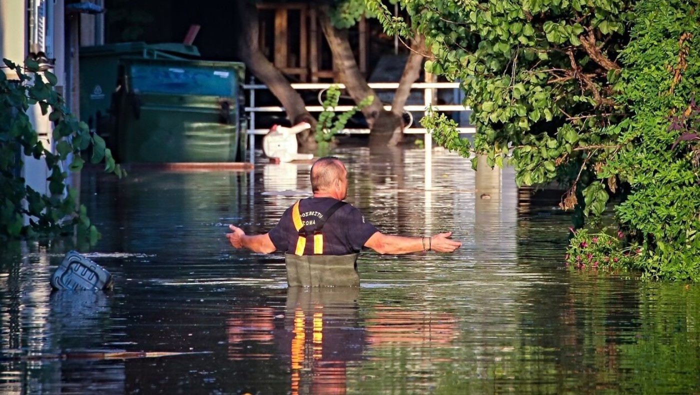 Κακοκαιρία Daniel: Ώρες αγωνίας στη Λάρισα – Μπήκαν στην πόλη τα νερά από τον Πηνειό