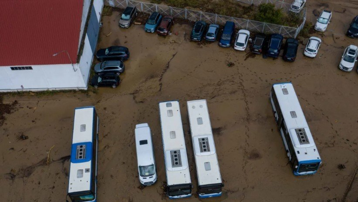 Βόλος: Υπερχείλισε ο χείμαρρος Κραυσίδωνας, διακοπή της κυκλοφορίας