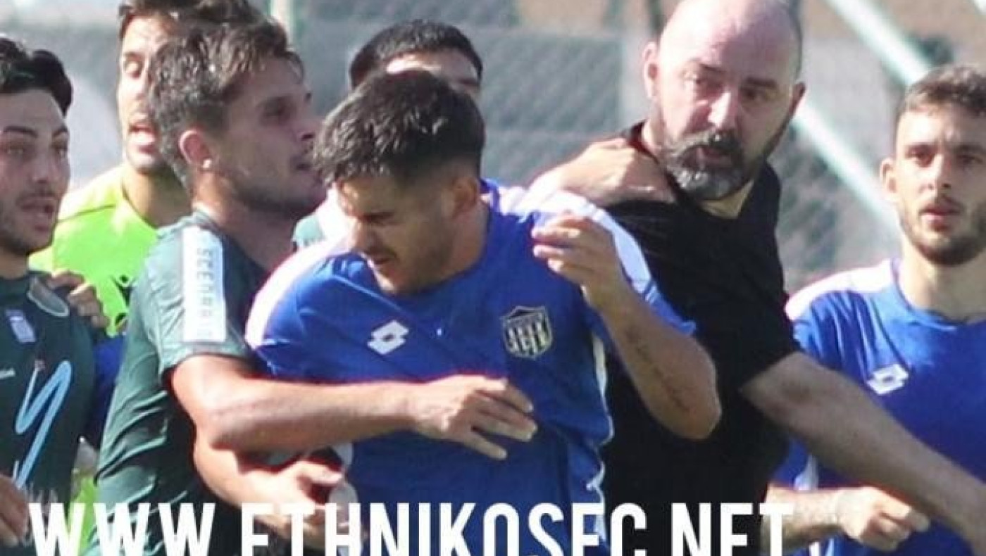 Η στιγμή της σύρραξης στο Πανθρακικός - Εθνικός που οδήγησε στη διακοπή του αγώνα