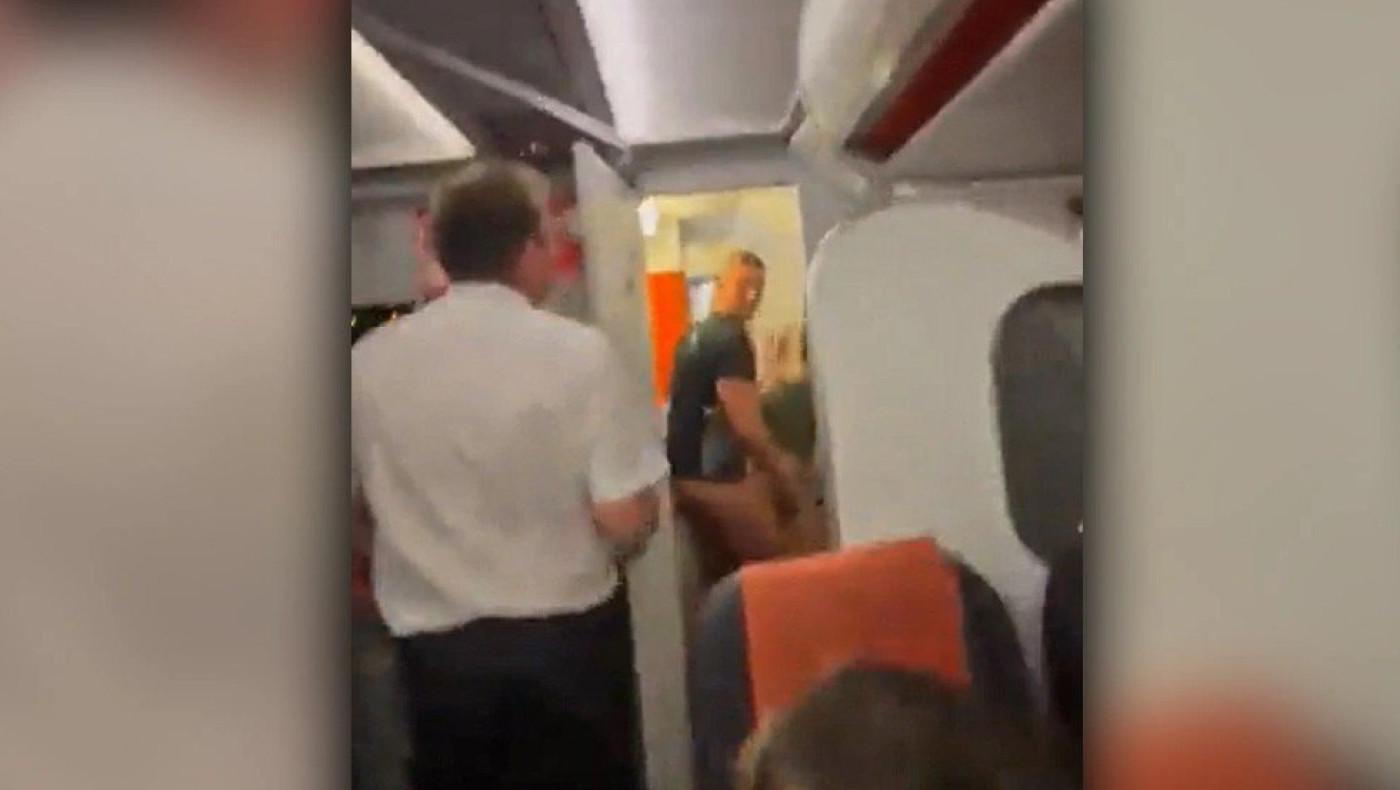 Τους έπιασαν τσακωτούς να κάνουν σεξ στις τουαλέτες του αεροπλάνου!