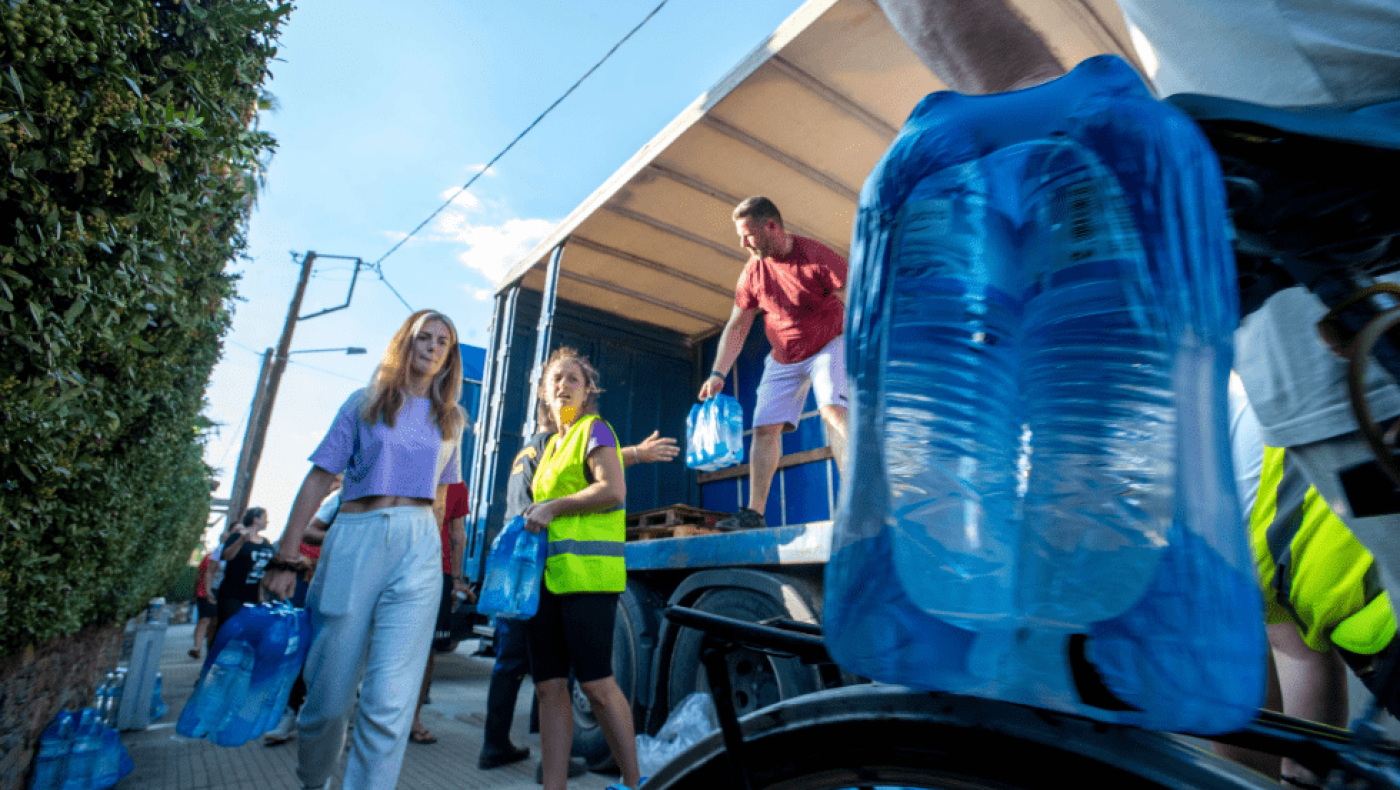 Χωρίς πόσιμο νερό για 9η μέρα ο Βόλος - Ανησυχία από λευκή σκόνη στην ατμόσφαιρα