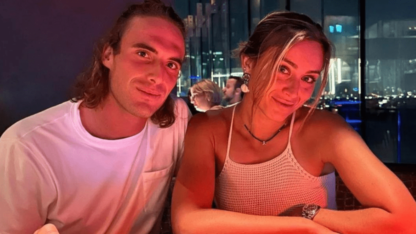 Με ζακέτα της Εθνικής και νύχια με την ελληνική σημαία η σύντροφος του Στέφανου Τσιτσιπά