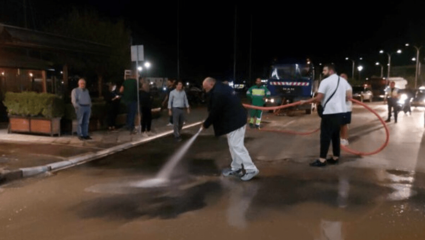 Ο Μπέος καθαρίζει τους δρόμους του Βόλου από τις λάσπες με μάνικα