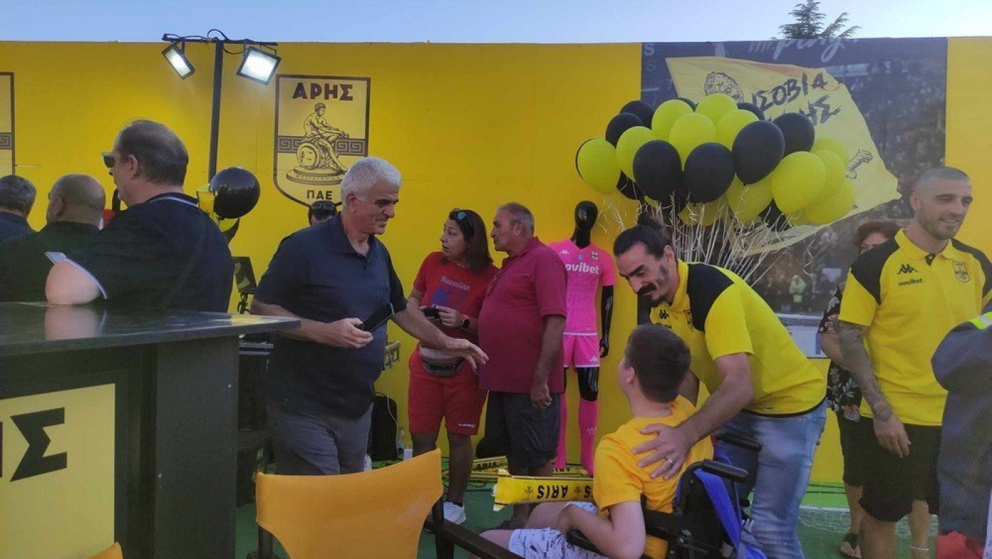 ΔΕΘ: Οι παίκτες του Άρη έγιναν ένα με τον κόσμο (pics+vid)
