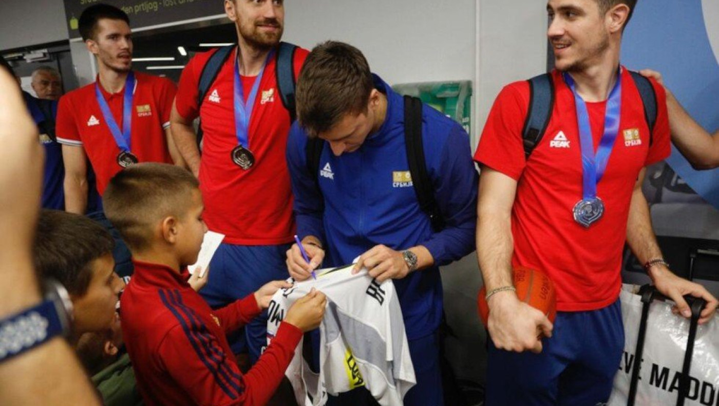 Αποθέωσαν τη δευτεραθλήτρια κόσμου Σερβία στο Βελιγράδι