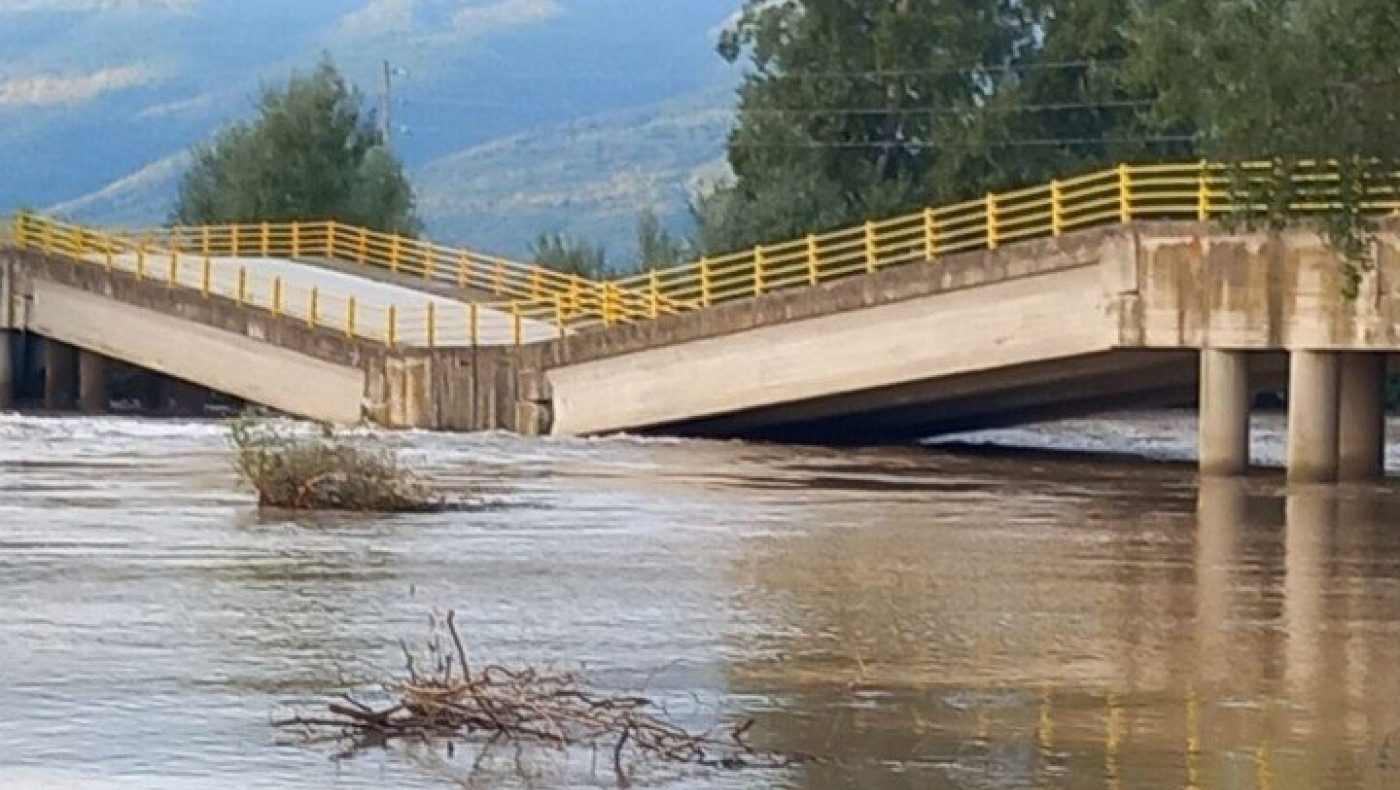 Κατέρρευσε η γέφυρα στον Παλαιόπυργο Λάρισας!