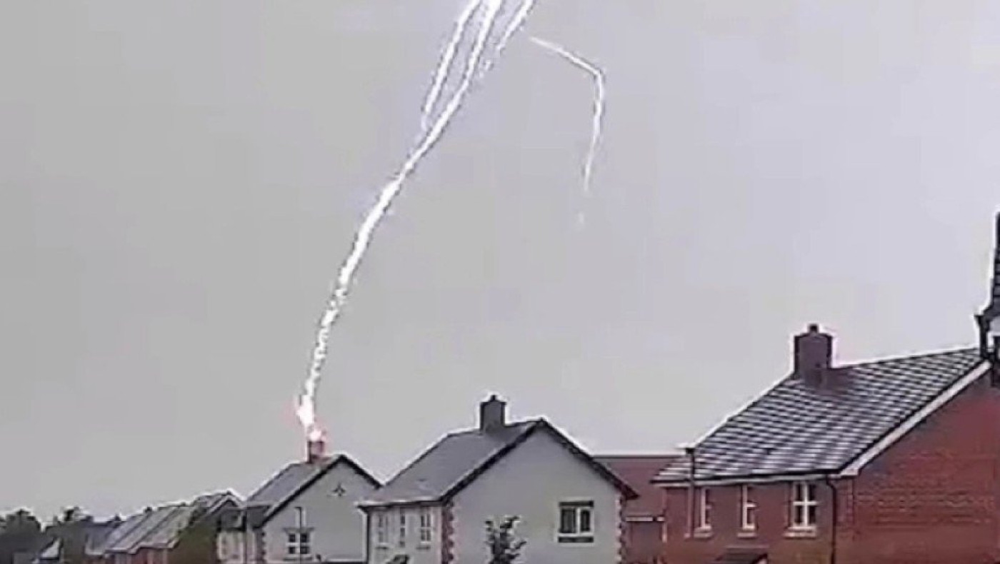 Η στιγμή που κεραυνός χτυπάει σπίτι στη Βρετανία: Έκανε την καμινάδα χίλια κομμάτια