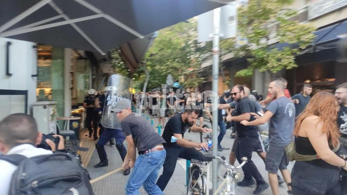 Ένταση σε πορεία στη Λάρισα, χημικά από την αστυνομία και απρόκλητη επίθεση κατά δημοσιογράφων (vid)