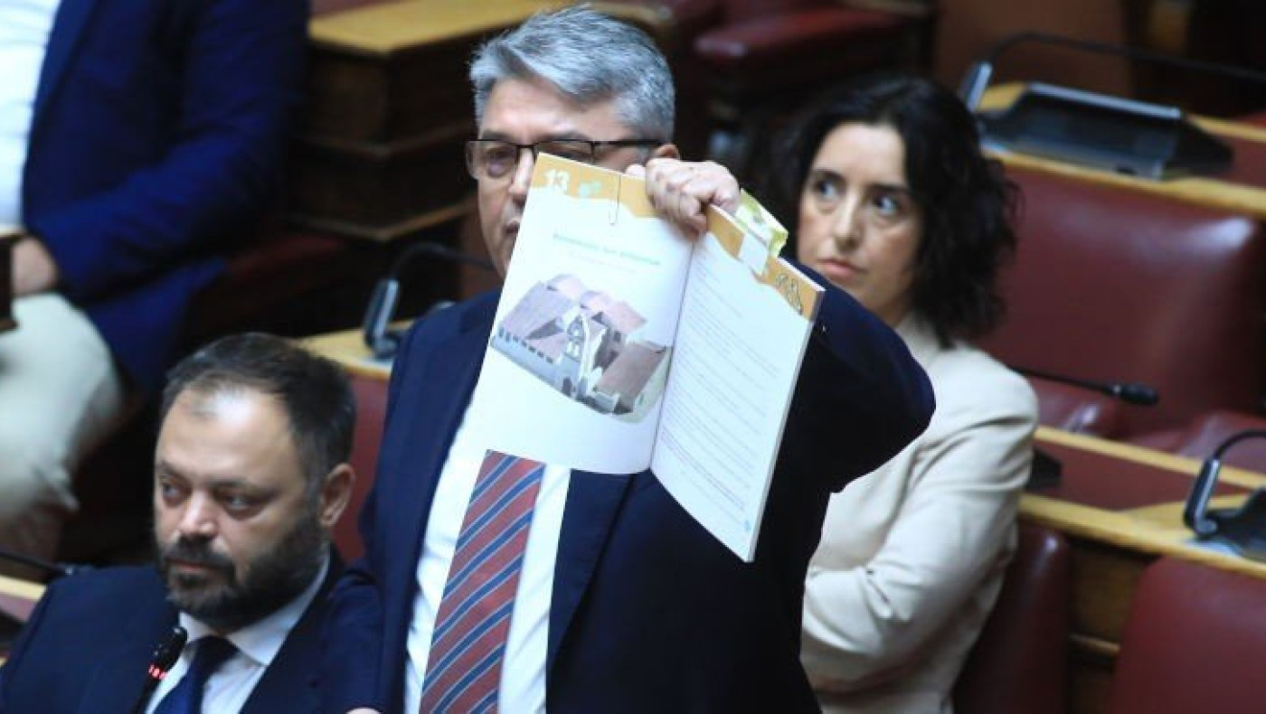 Καταγγελίες από Νατσιό-Μέγας Αλέξανδρος, Κοκκινοσκουφίτσα και Καραγκιόζης: «Αισχρά σχολικά βιβλία»