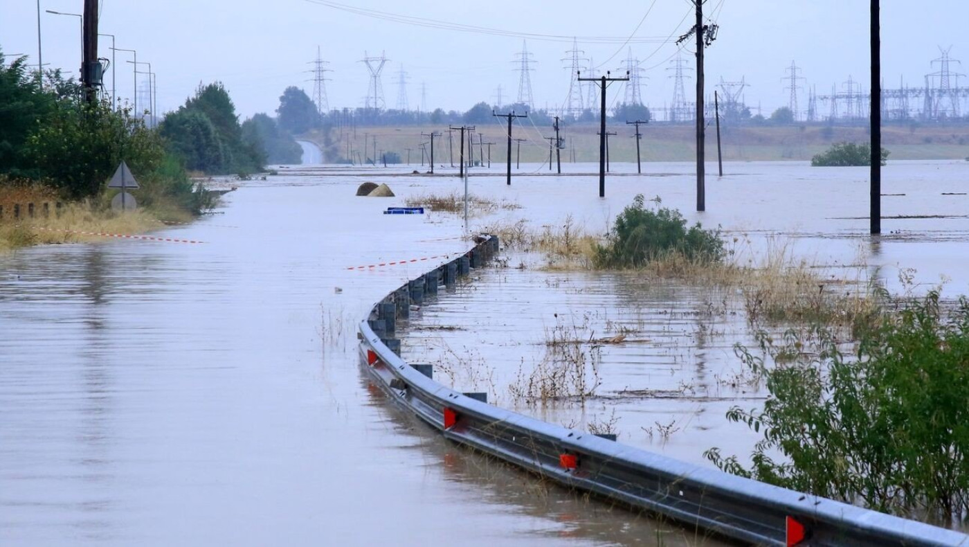 Κακοκαιρία Daniel: «Ποτάμι» η Εθνική Οδός