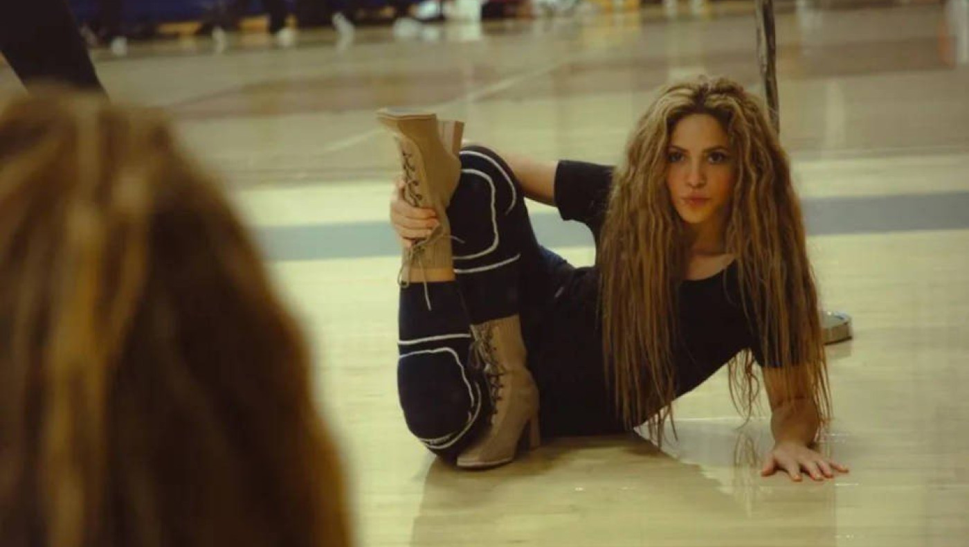 Η Σακίρα τραγουδά για την εργατιά: «Εγώ με τα πόδια και αυτός με Mercedes»