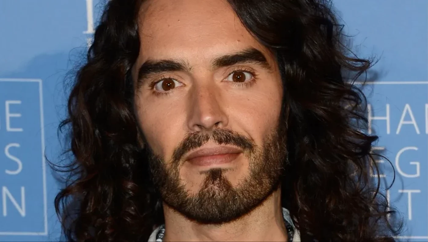 Ο ηθοποιός Russell Brand κατηγορείται για τον βιασμό πολλών γυναικών – ανάμεσά τους και μια 16χρονη