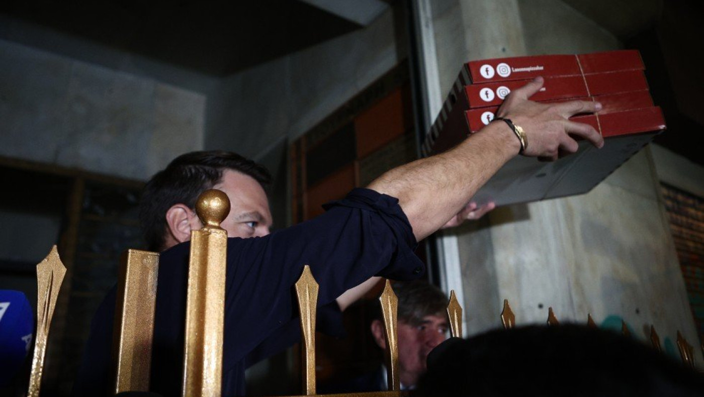 Ο... πιτσαδόρος Στέφανος Κασσελάκης: Παρέλαβε το φαγητό και κέρασε