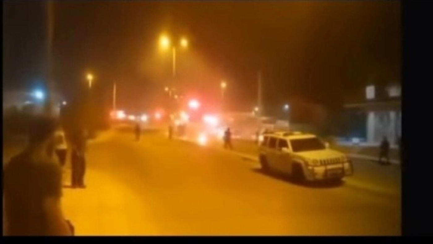 Ασπρόπυργος: Άγνωστοι πυρπόλησαν λεωφορείο και επιτέθηκαν στα ΜΑΤ (vid)