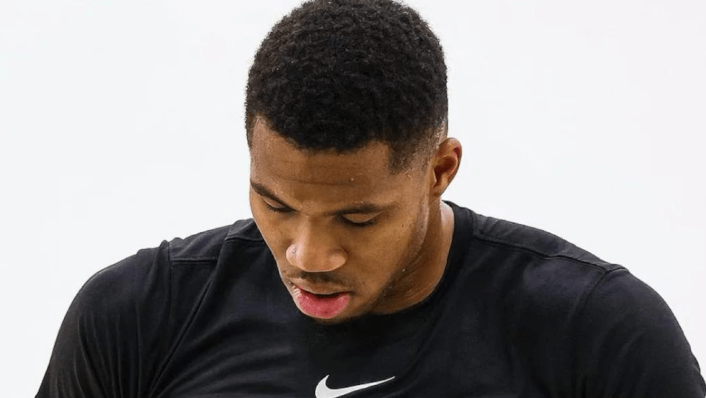 Ο Γιάννης Αντετοκούνμπο φόρεσε ροζ παπούτσια με τρυφερή αφιέρωση στη νεογέννητη κόρη του (εικόνες)