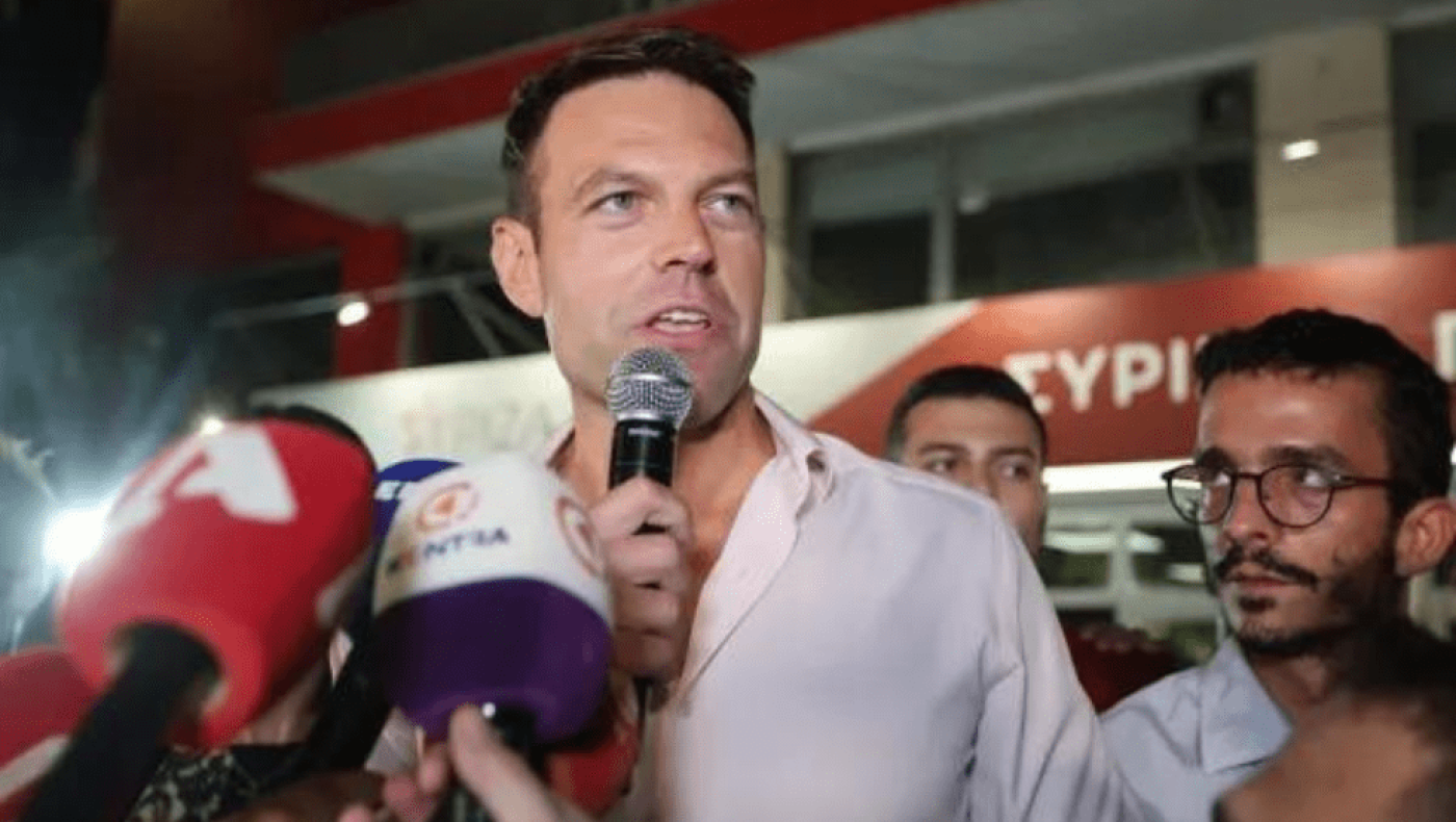 Ο μεγάλος «αντίζηλος» του Τάιλερ, πίσω από τον Κασσελάκη- Η viral στιγμή που του κλείνει το μάτι