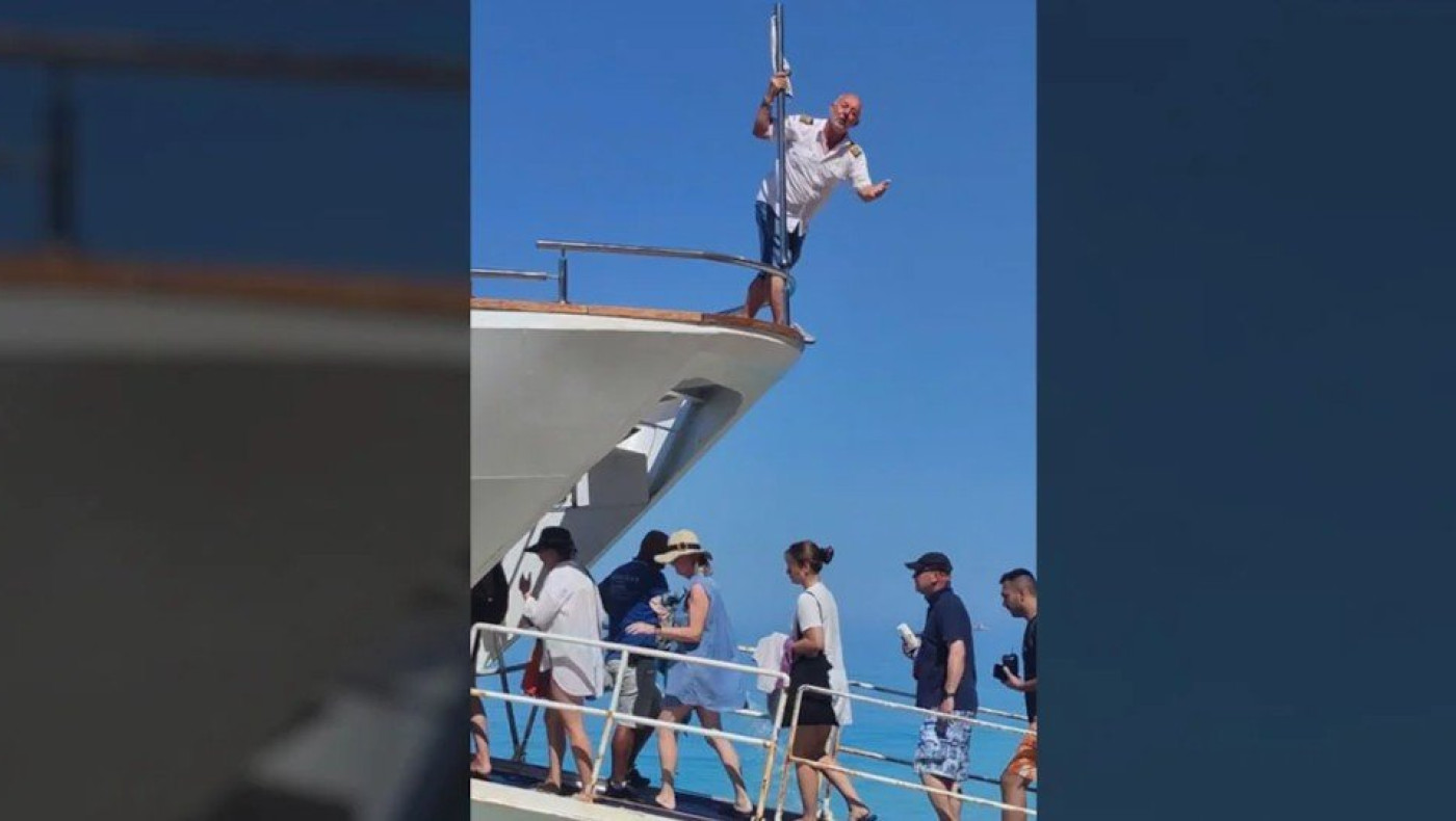 Viral το βίντεο με τον καπετάνιο από τη Λευκάδα που υποδέχεται τους ταξιδιώτες με... Βασίλη Καρρά και αποθεώνεται