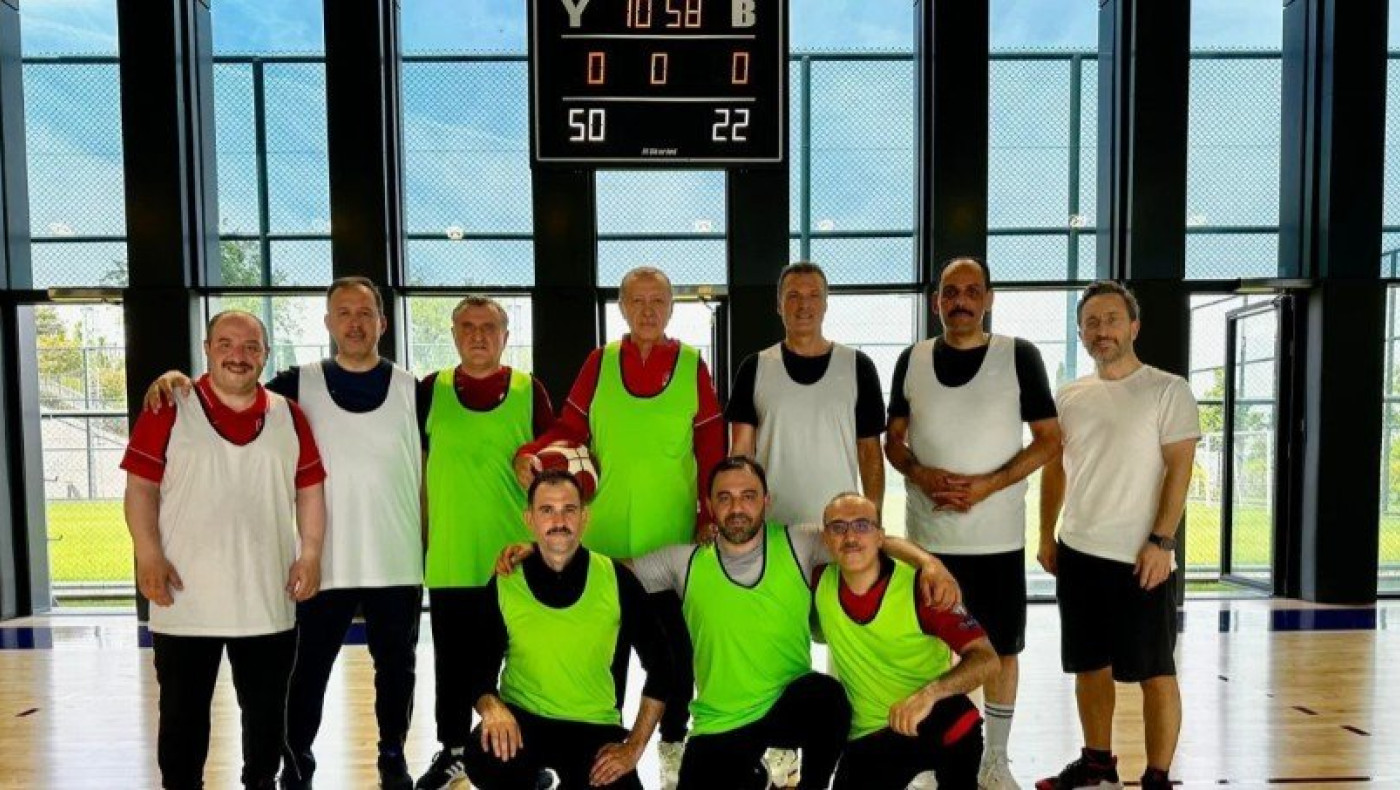 Ρετζέπ Ταγίπ Ερντογάν: Οι... «προβοκάτσιες» σε συμπαίκτες και αντιπάλους σε αγώνα μπάσκετ!