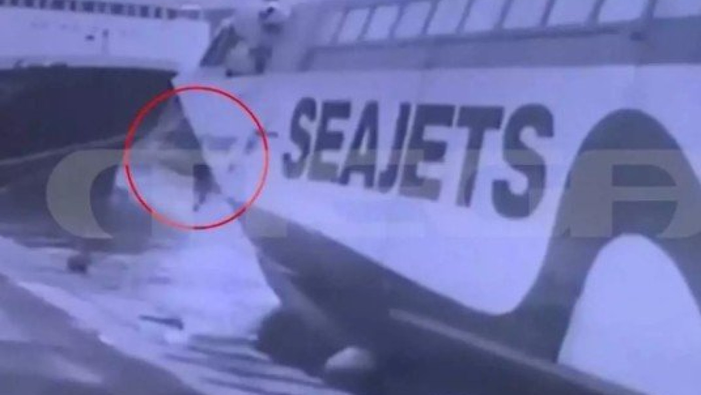 Speedrunner Jet: Η στιγμή που δύο ναυτικοί πέφτουν στη θάλασσα (vid)