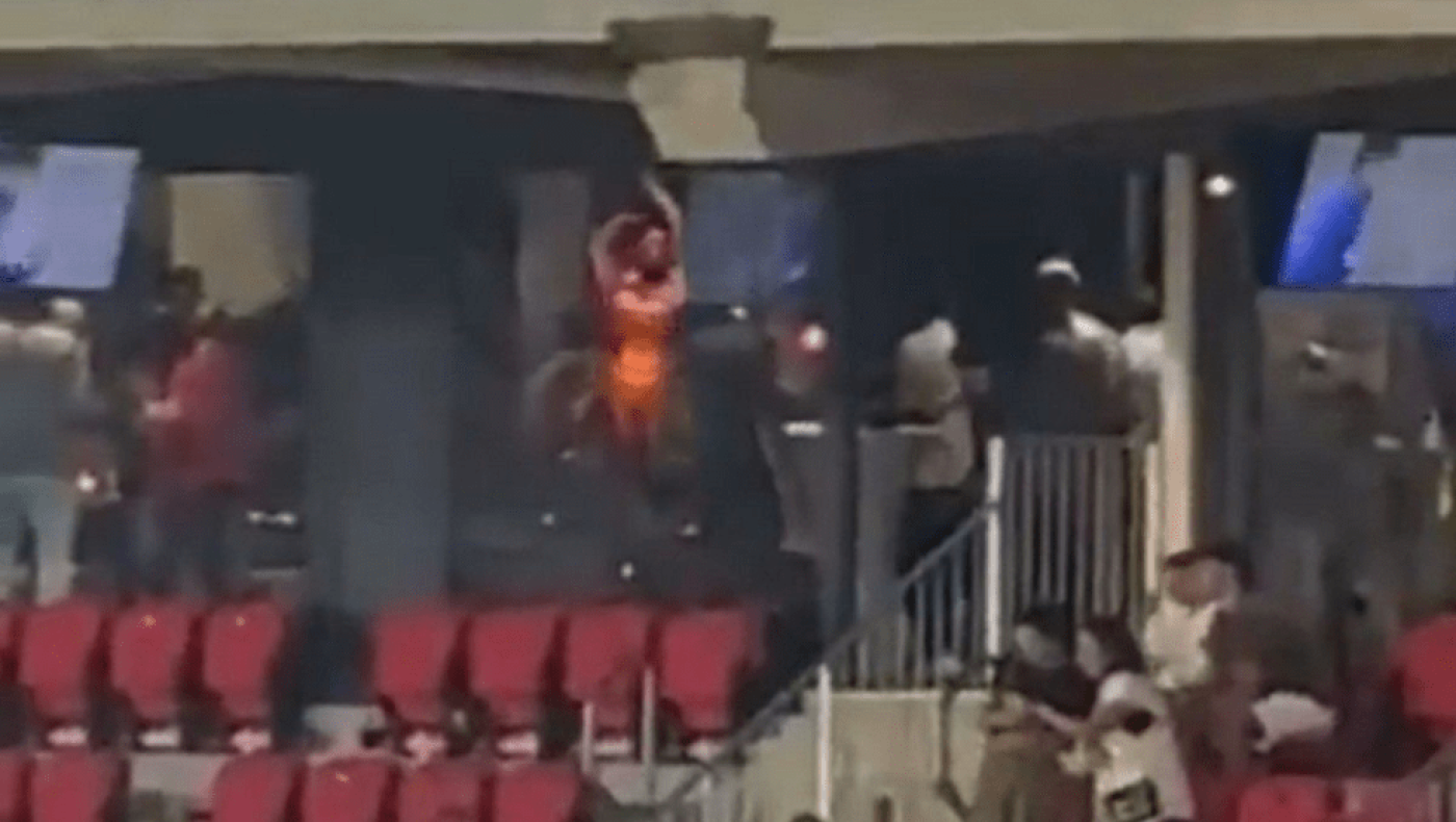 Χορεύτριες στα VIP της Μαγιόρκα (video) – Έξαλλοι οι οπαδοί: «Αυτό δεν είναι ποδόσφαιρο»