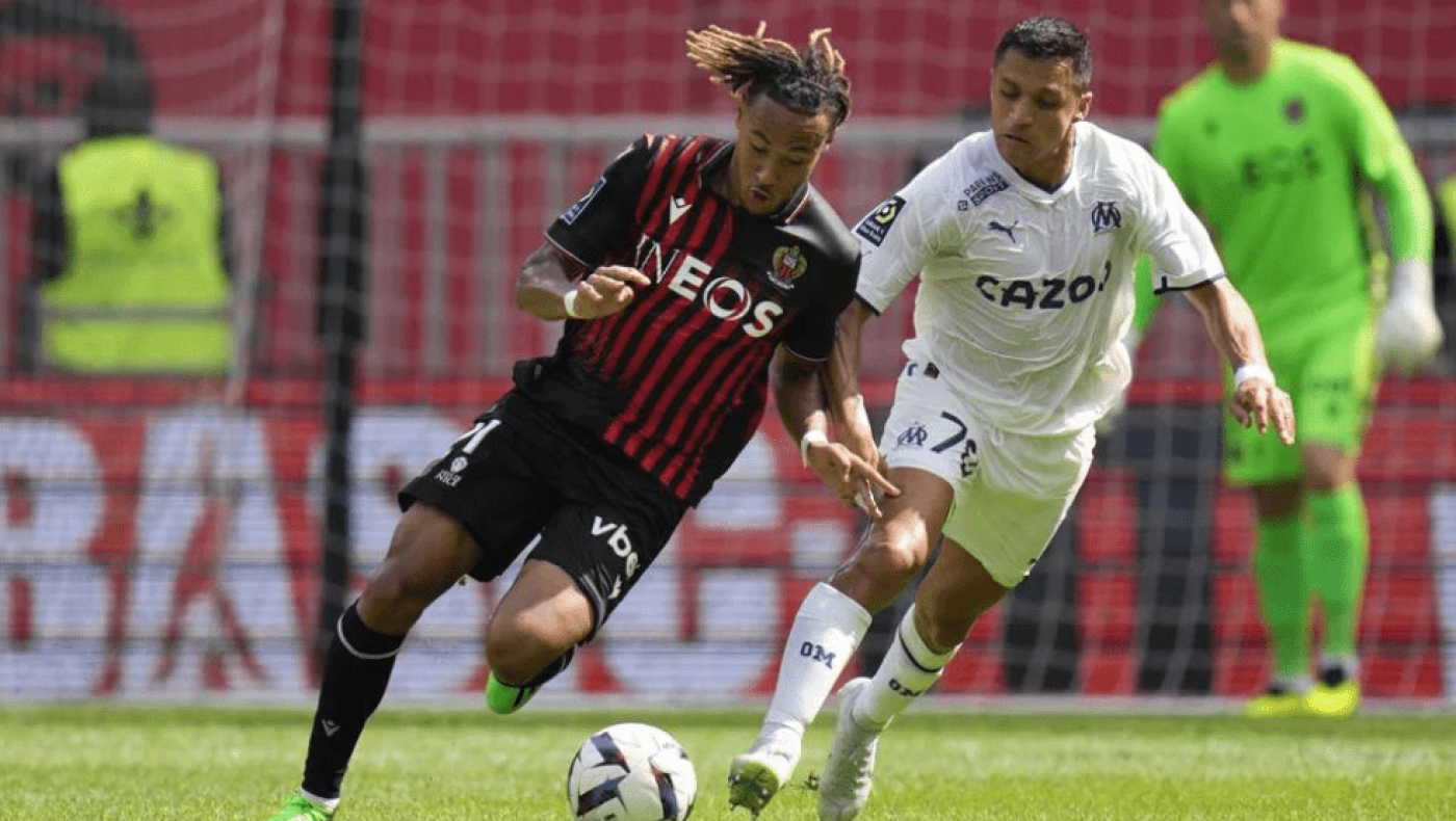 Γαλλία: Ποδοσφαιριστής της Νις απειλεί να πέσει από γέφυρα (φώτο)