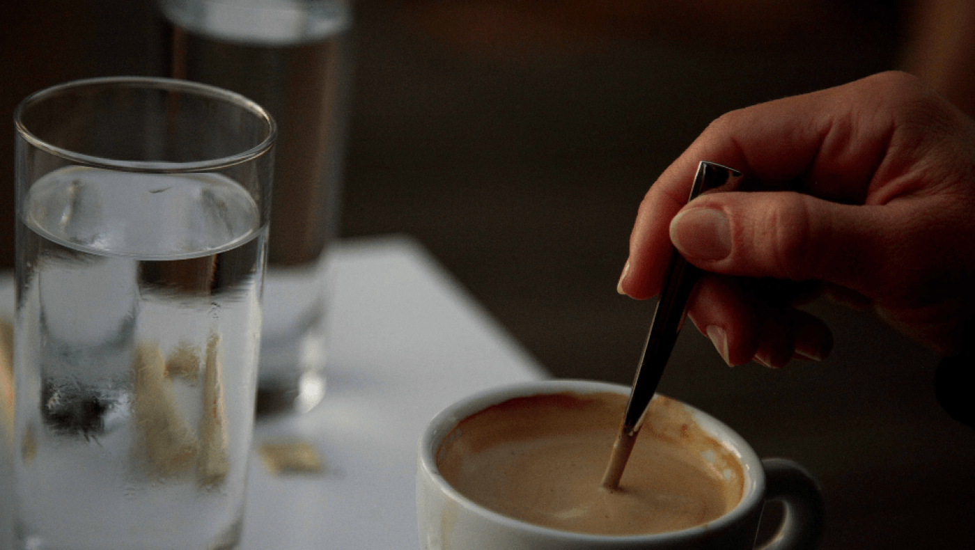 Πεπτικό: Τι βάζουν οι γαστρεντερολόγοι στον καφέ τους για το καλό του εντέρου