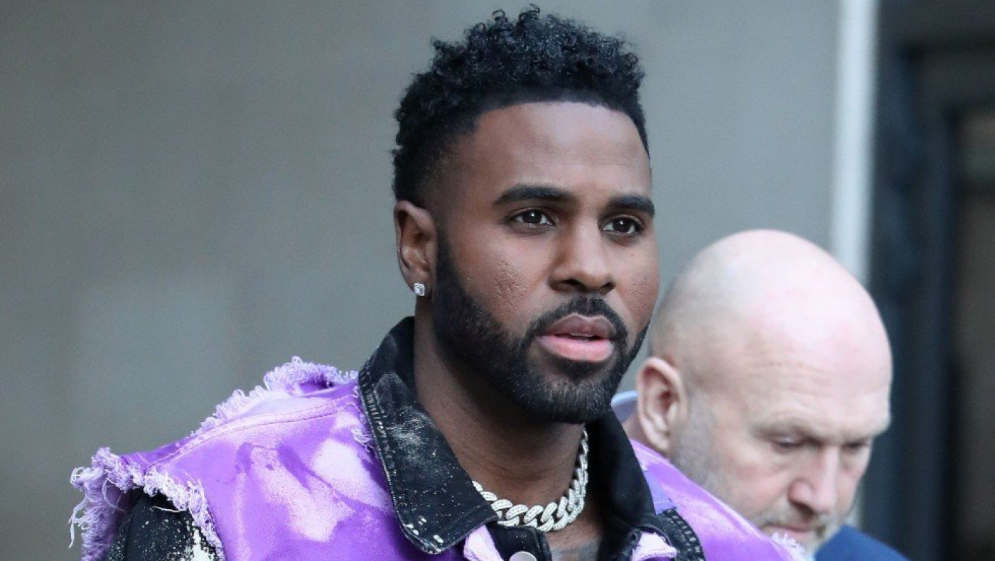 Τραγουδίστρια μηνύει Ντερούλο: «Απαιτούσε να κάνω σεξ μαζί του»