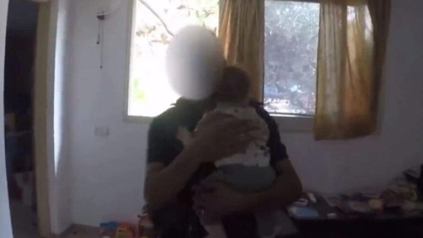 Νέο βίντεο της Χαμάς: «Νταντεύουν» μωρά σε κιμπούτς στο νότιο Ισραήλ