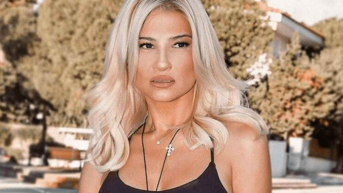 Η Φαίη Σκορδά ποζάρει με τα πιο καλλίγραμμα πόδια- Η σέξυ φωτογραφία στον καθρέπτη