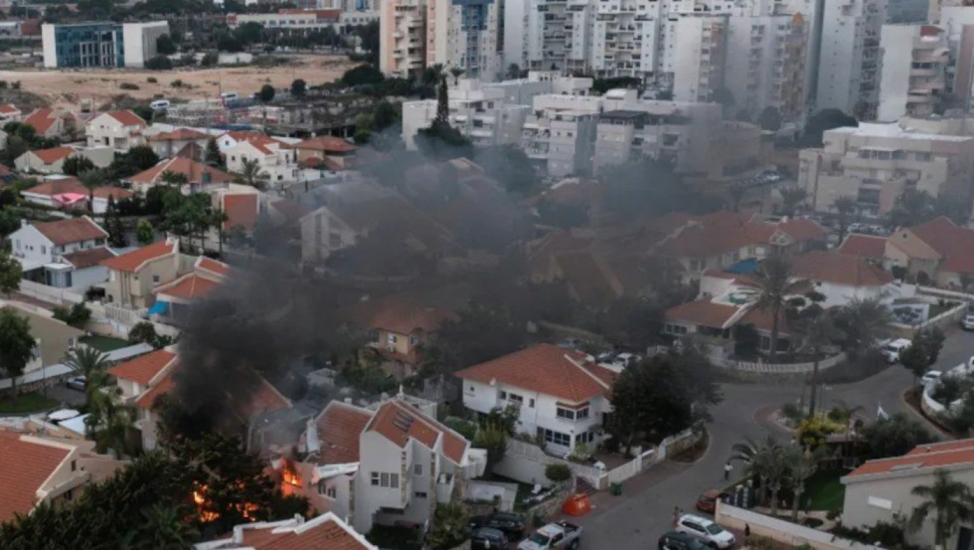 Παλαιστίνιοι ένοπλοι «εισέβαλαν» στο Ισραήλ, συγκρούσεις σε δρόμους πόλεων