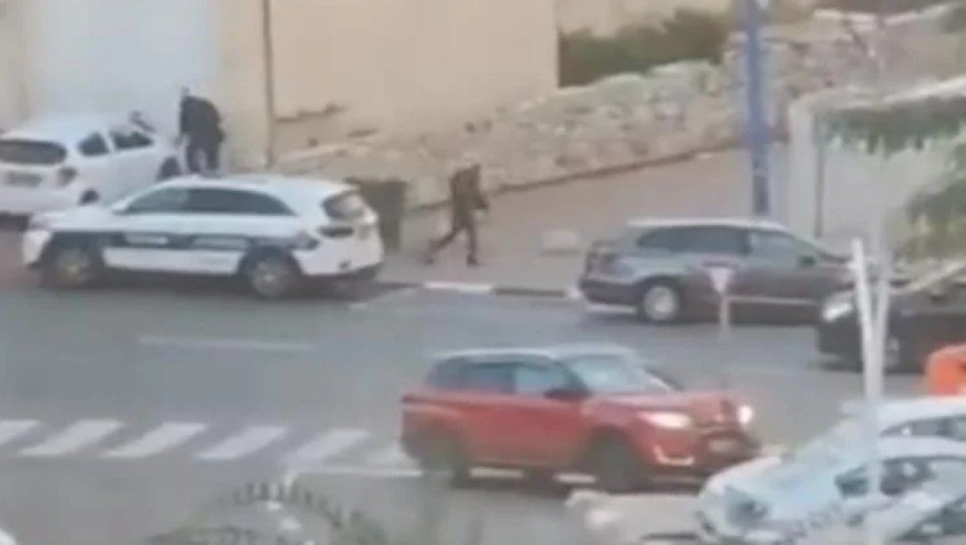 Ισραήλ: Βίντεο-σοκ με ενόπλους να πυροβολούν πολίτη που οδηγεί το αυτοκίνητό του