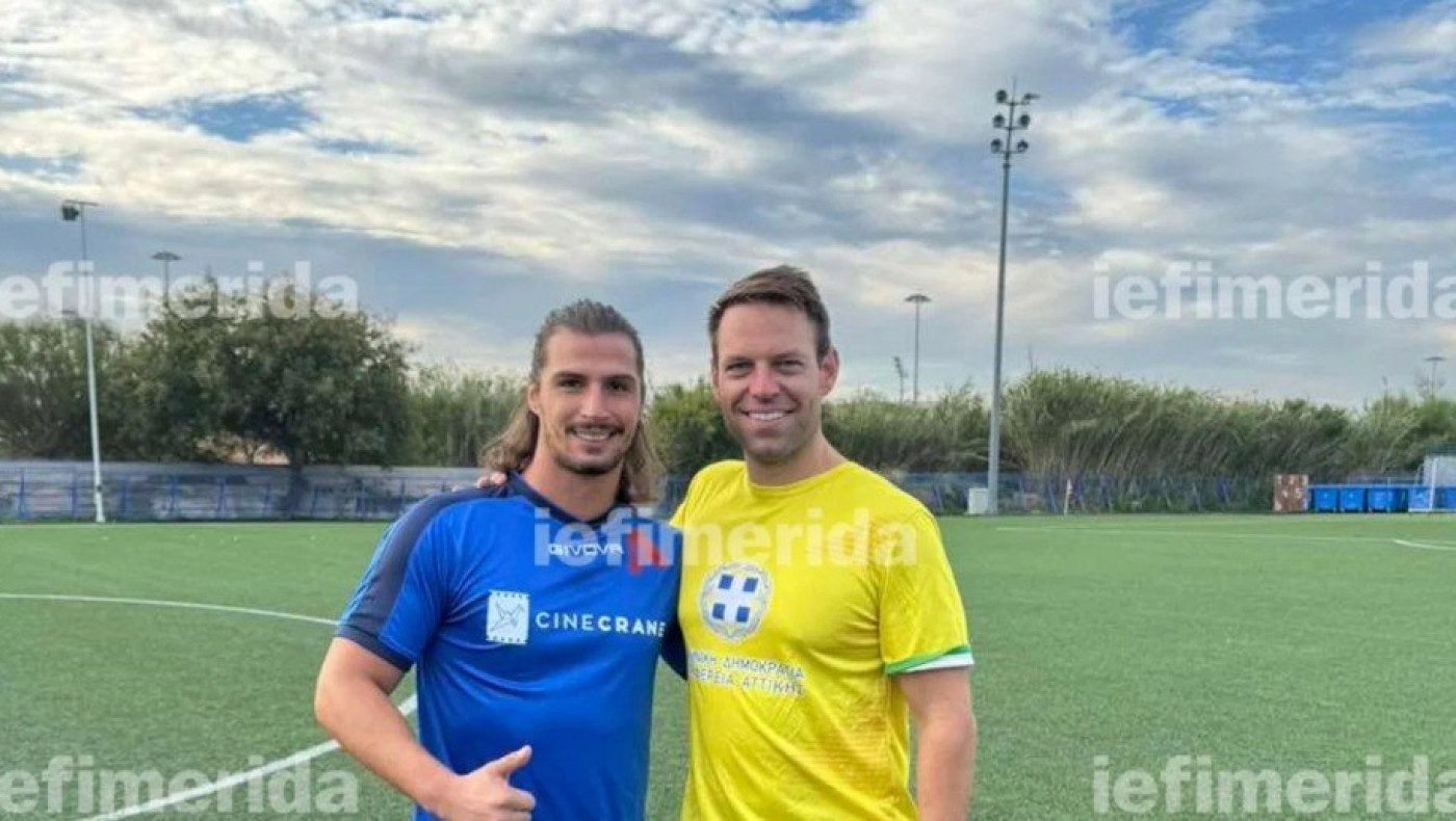 Ο Κασσελάκης έπαιξε μπάλα με την ομάδα της «Αυγής»