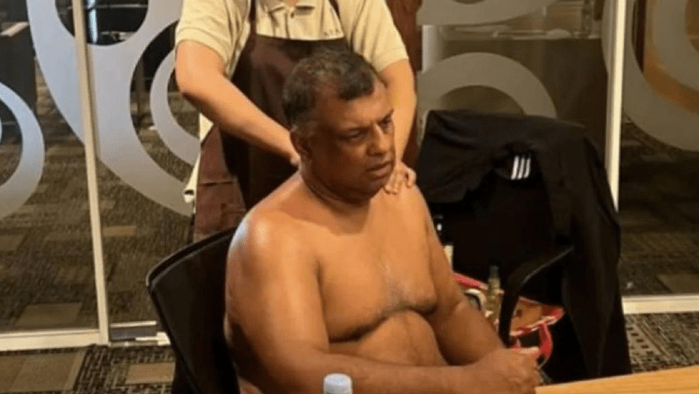 Ο ιδρυτής της AirAsia συμμετέχει ημίγυμνος σε βιντεοκλήση, ενώ του κάνει μασάζ συνεργάτιδά του