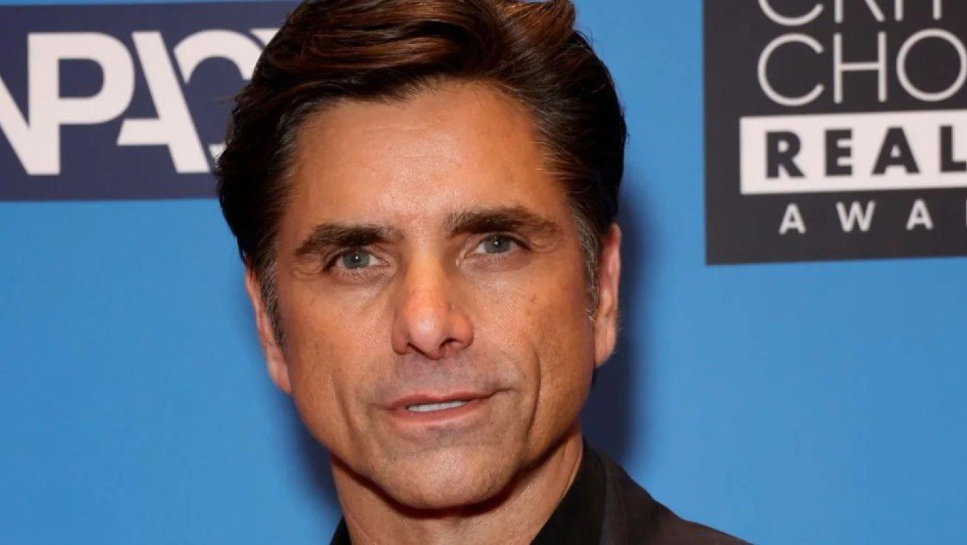 Ο Τζον Στάμος λέει πως κακοποιήθηκε σεξουαλικά από μπέιμπι σίτερ